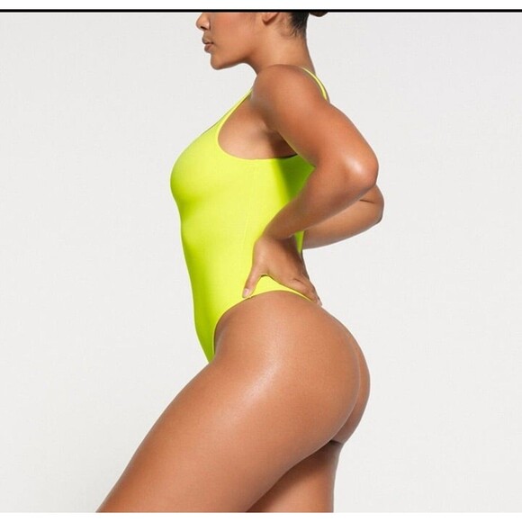 NWT Skims Fits Everybody Square Neck Bodysuit in green highlighter, Size XSmall - Picture 3 of 7